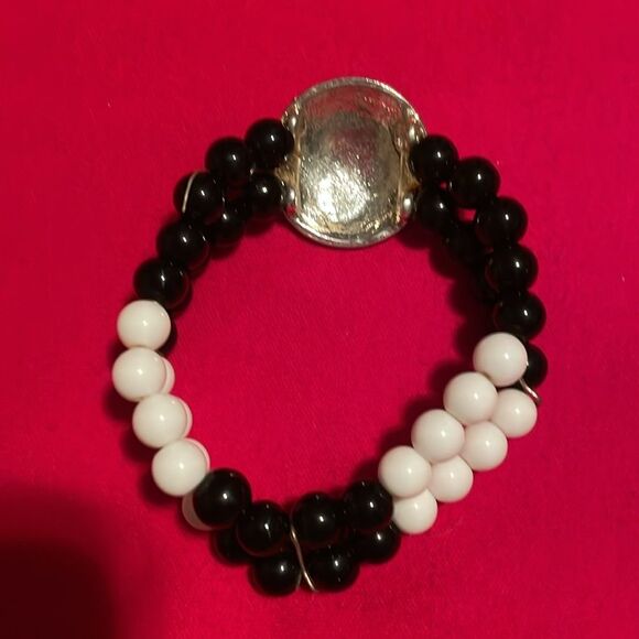 Vintage black and white double strand stretchy bead bracelet with 1” flower - Picture 3 of 7